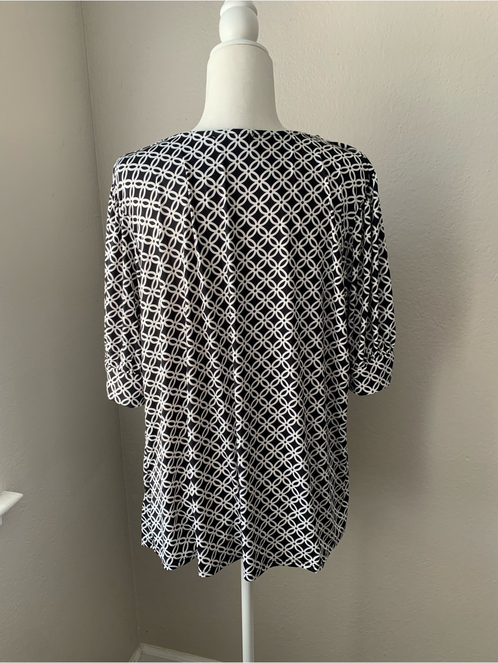 Scoop Neck Short Sleeve Geometric Print Top - Black/White - Picture 4 of 6